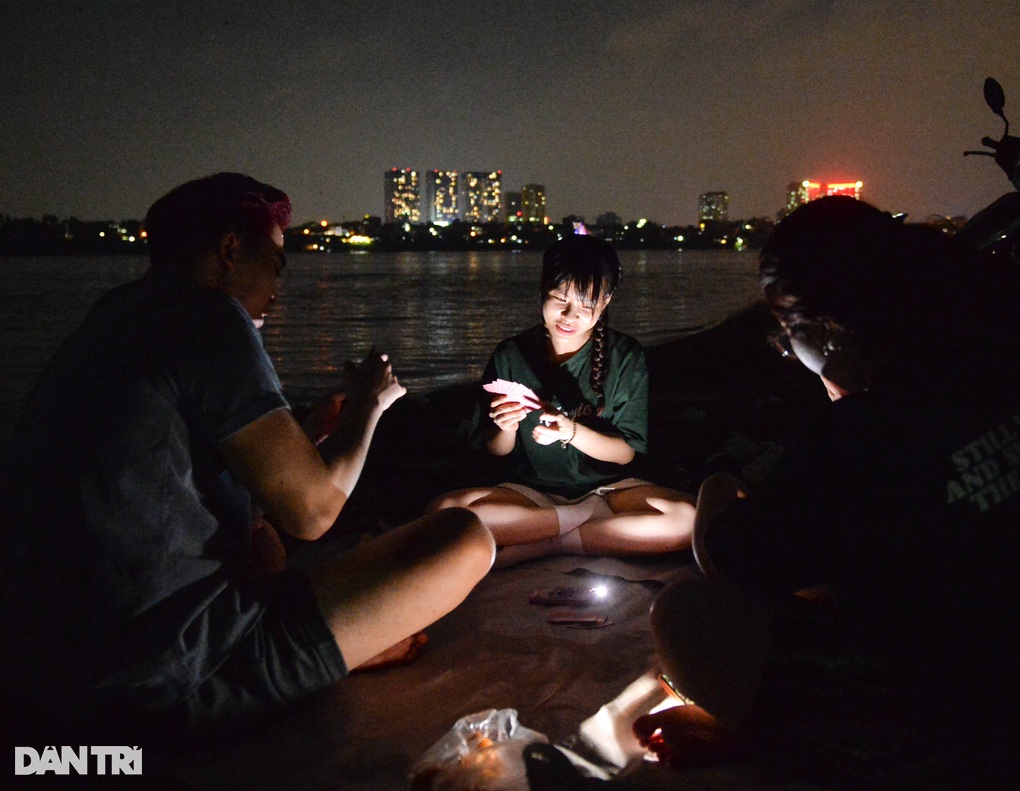 Hà Nội: Người dân đổ ra trung tâm thương mại, bãi sông Hồng tránh nóng - 9 Hà Nội: Người dân đổ ra trung tâm thương mại, bãi sông Hồng tránh nóng - 9