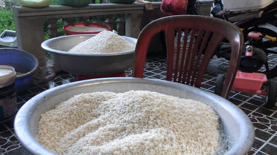 Người làm bánh chưng xanh thành Vinh tất bật dịp Rằm tháng 7 - 3 Người làm bánh chưng xanh thành Vinh tất bật dịp Rằm tháng 7 - 3