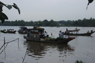 Hai mẹ con chìm xuống sông khi đang ngủ trên thuyền