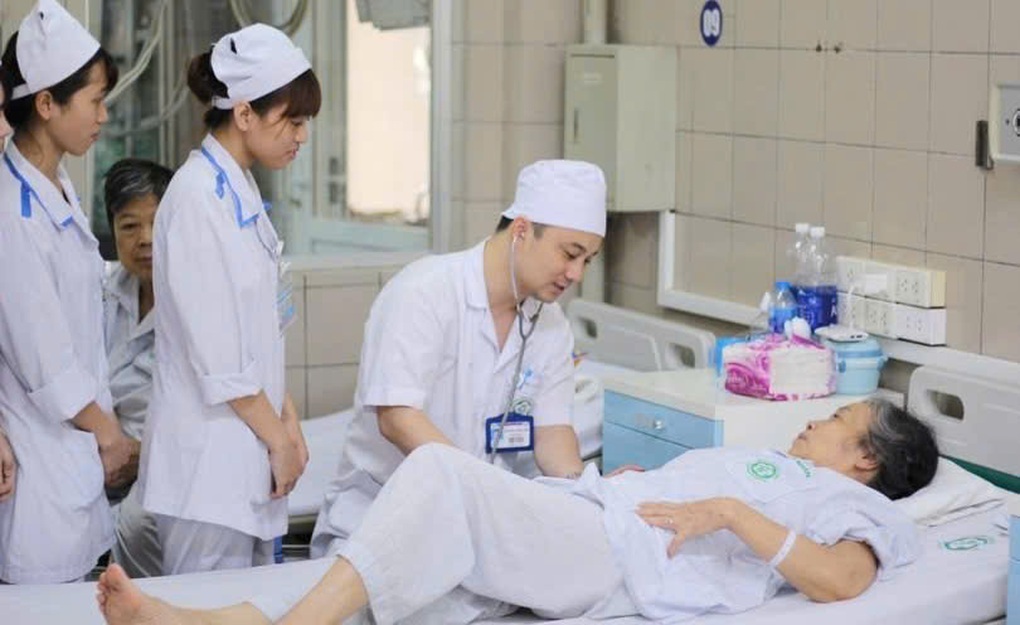 Вчителі в білих халатах: ті, хто поширює полум'я знань та медичної етики - 2 Những thầy cô mặc áo blouse trắng: Người truyền lửa tri thức và y đức - 2