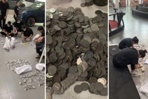 Ông bố Trung Quốc mang 10 bao tiền xu đi mua ô tô cho con trai