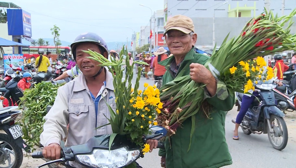 Nhộn nhịp phiên chợ bán Lộc đầu năm ở Phú Yên - 8 Nhộn nhịp phiên chợ bán Lộc đầu năm ở Phú Yên - 8