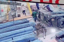 Clip "chàng trai phản ứng cực nhanh cứu bạn khỏi thảm họa" gây sốt tuần qua