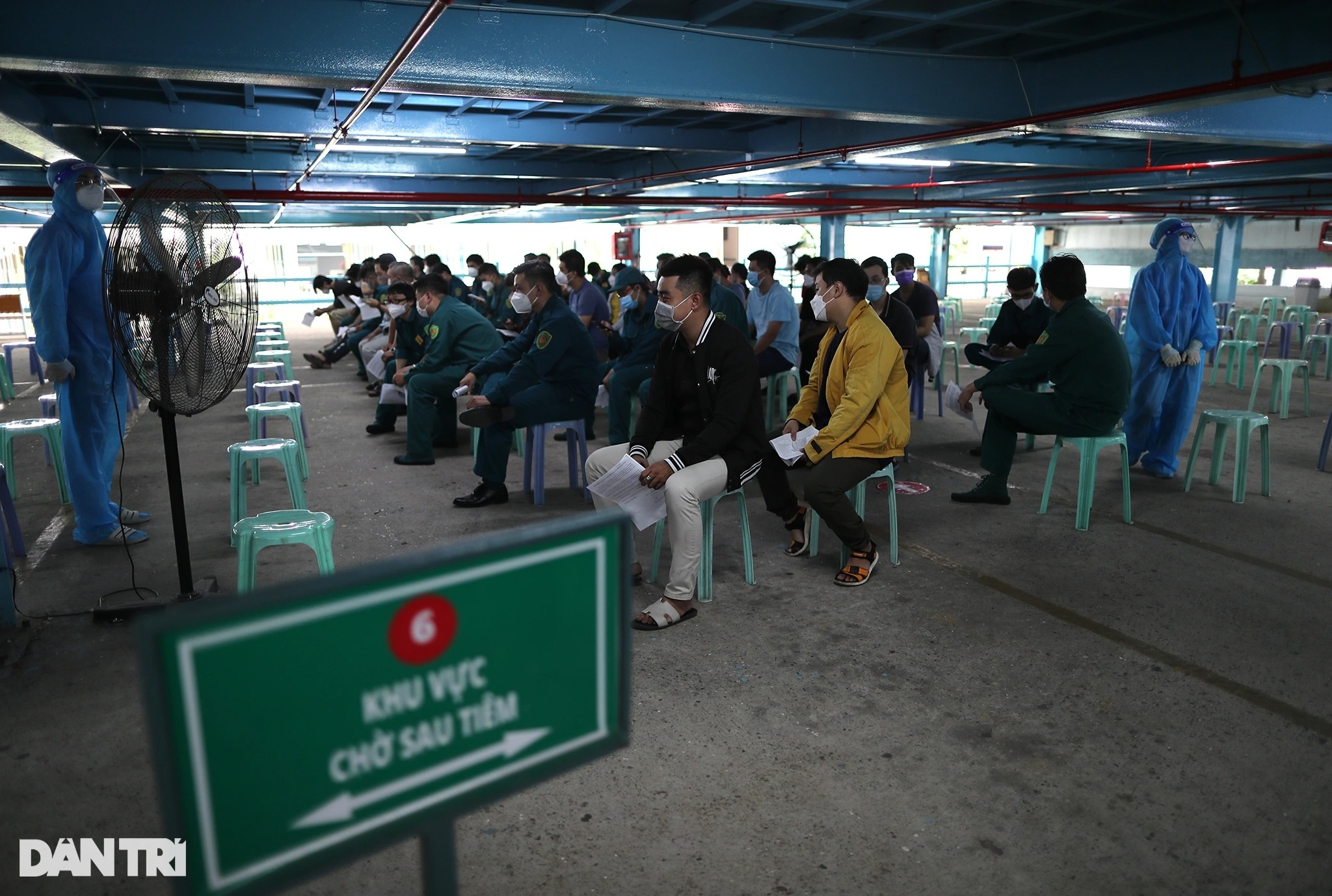 Những mũi vaccine lần 3 đầu tiên được tiêm cho lực lượng tuyến đầu ở TPHCM - 11 Những mũi vaccine lần 3 đầu tiên được tiêm cho lực lượng tuyến đầu ở TPHCM - 11
