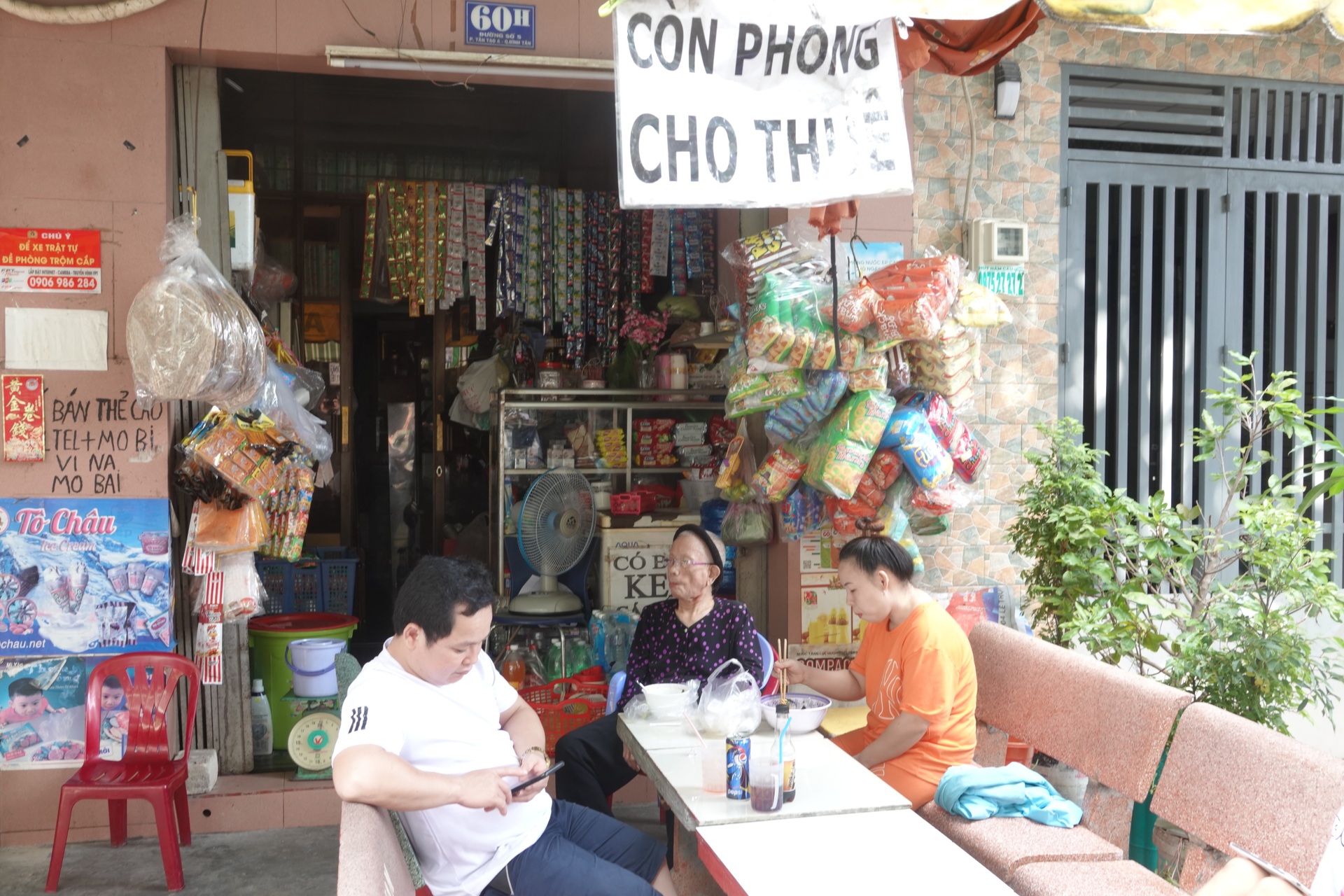 Công nhân bỏ phố về quê, chủ trọ khóc ròng, tiểu thương cũng sạt nghiệp - 7 Công nhân bỏ phố về quê, chủ trọ khóc ròng, tiểu thương cũng sạt nghiệp - 7