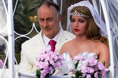 Người đàn ông cưới 9 búp bê làm vợ