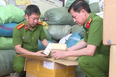 Công an khám xét, thu giữ hàng tấn nguyên liệu trong đường dây thuốc giả