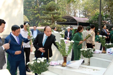 Thủ tướng Nguyễn Xuân Phúc dâng hương tại Khu di tích Ngã ba Đồng Lộc