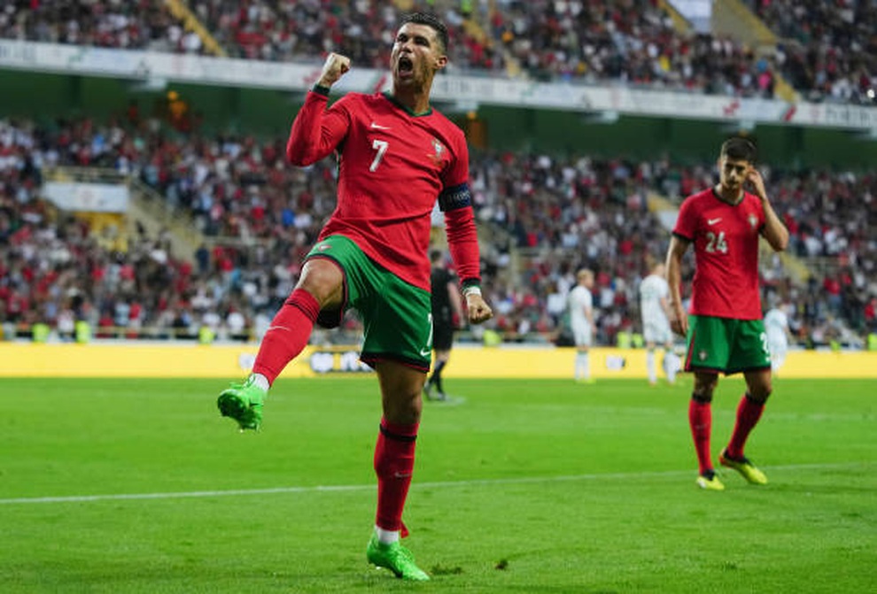 Ronaldo tỏa sáng giúp Bồ Đào Nha thắng đậm Ireland - 3