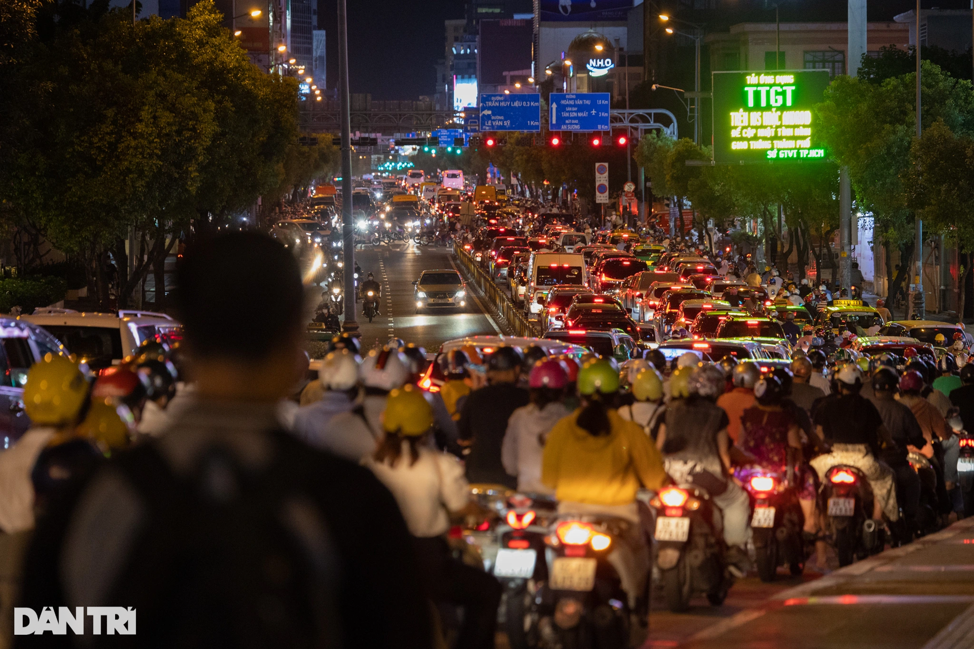 Người dân TPHCM vất vả trên đường vì kẹt xe ngày giáp Tết - 10 Người dân TPHCM vất vả trên đường vì kẹt xe ngày giáp Tết - 10