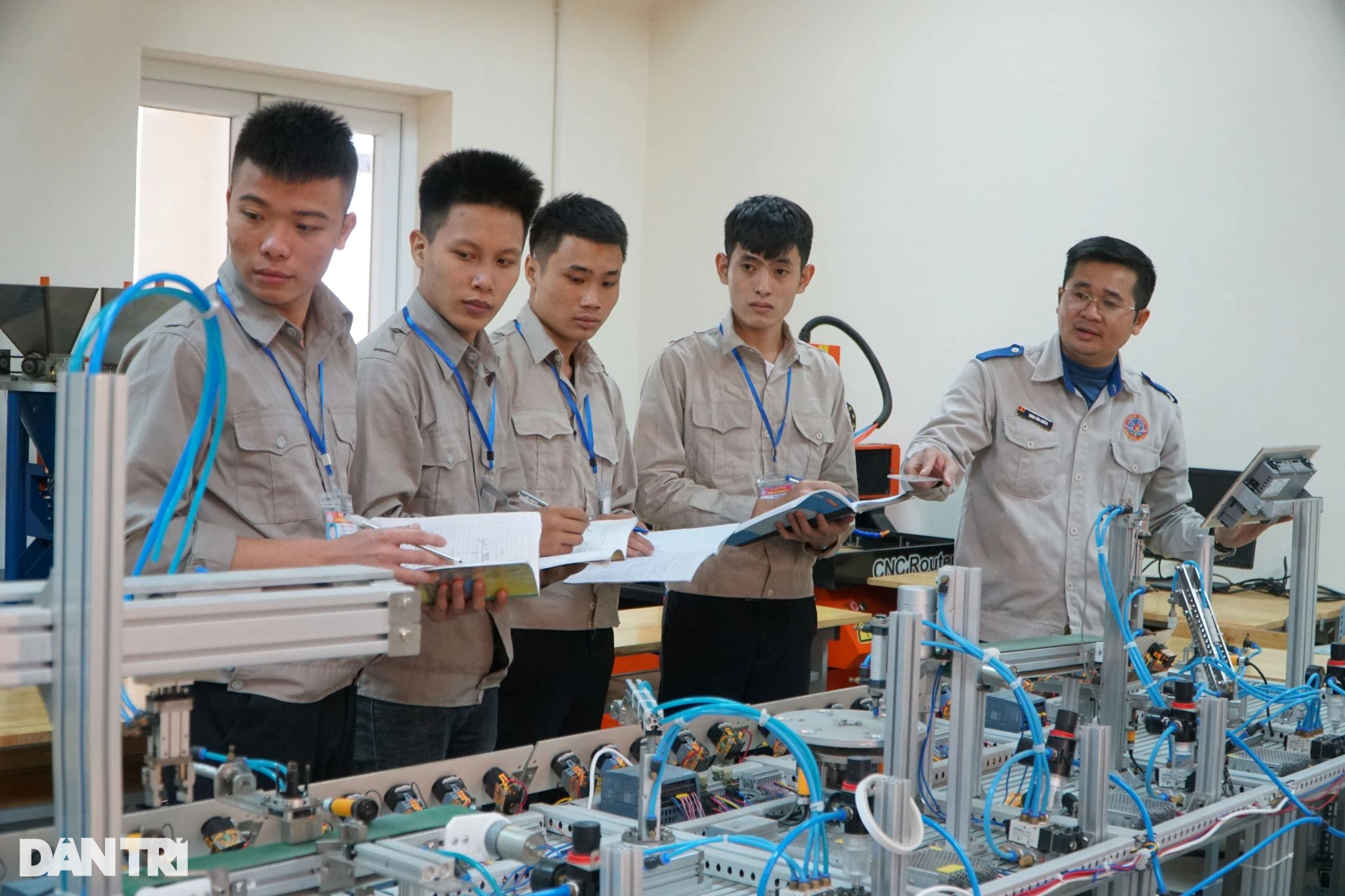 Những đêm trắng của người thầy sáng chế học cụ vì học trò - 4 Những đêm trắng của người thầy sáng chế học cụ vì học trò - 4
