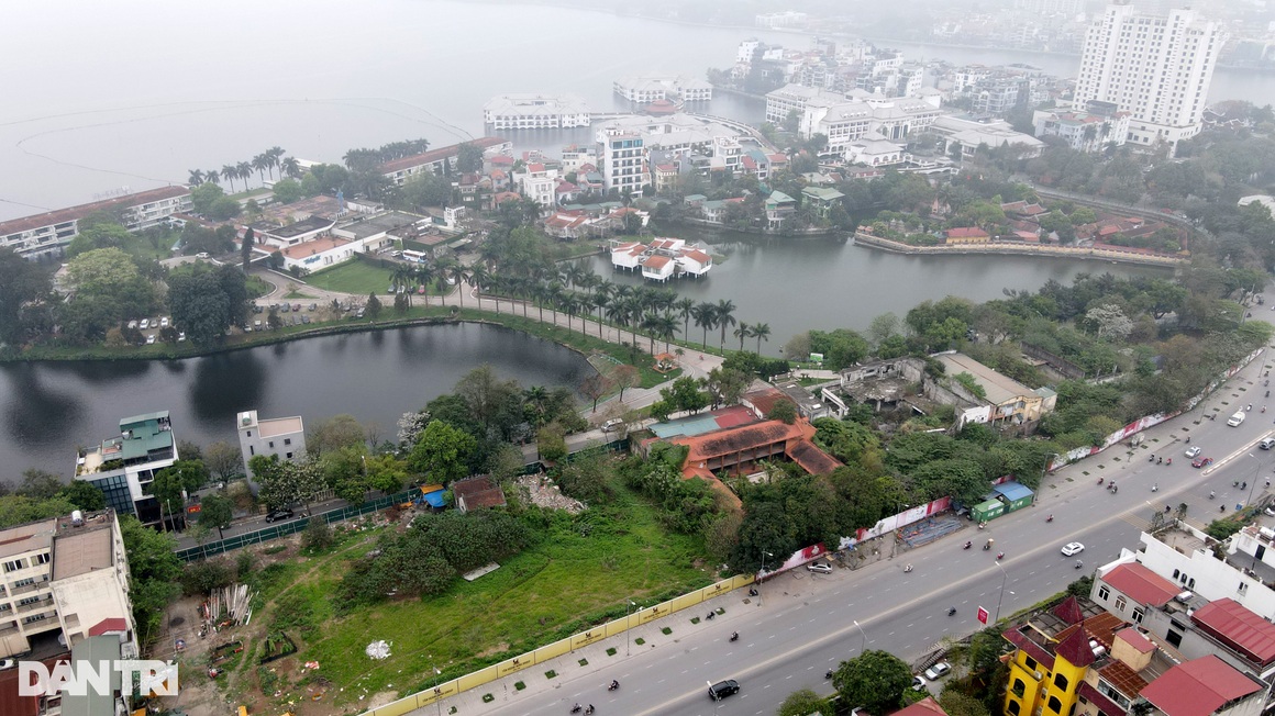 Lô đất vàng còn sót cạnh hồ Tây bất ngờ xuất hiện bảng tên Tân Hoàng Minh - 13 Lô đất vàng còn sót cạnh hồ Tây bất ngờ xuất hiện bảng tên Tân Hoàng Minh - 13