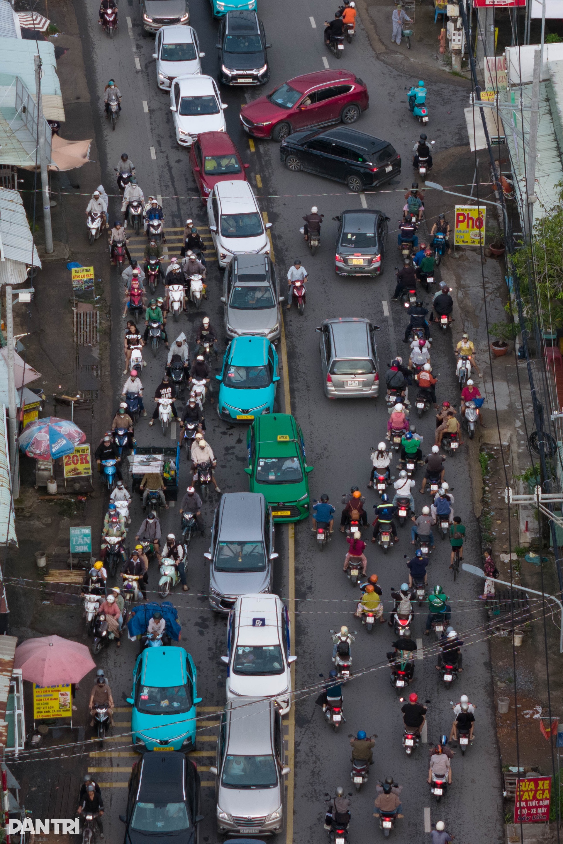 Phà Cát Lái kẹt cứng chiều cuối tuần, ô tô xếp hàng dài hơn 3km - 3 Phà Cát Lái kẹt cứng chiều cuối tuần, ô tô xếp hàng dài hơn 3km - 3