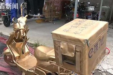 Shipper chơi trội “mạ vàng” cả xe máy, gắn biển 888888