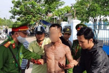 Nam thanh niên cầm dao tự cắt cổ, miệng liên tục la hét "giết người"