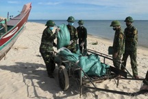 Tiếp tục phát hiện những vết dầu loang dạt vào bờ biển Quảng Bình