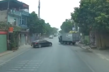 Tình huống xe con lấn làn tông trực diện xe tải gây chú ý tuần qua
