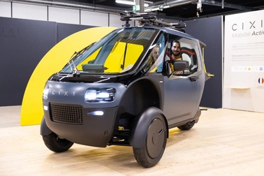 Chiếc xe điện ba bánh với bàn đạp có thể chạy tới 120km/h, mui kín như ô tô