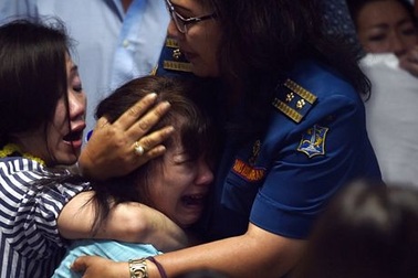 Thân nhân hành khách máy bay AirAsia đau đớn tột cùng