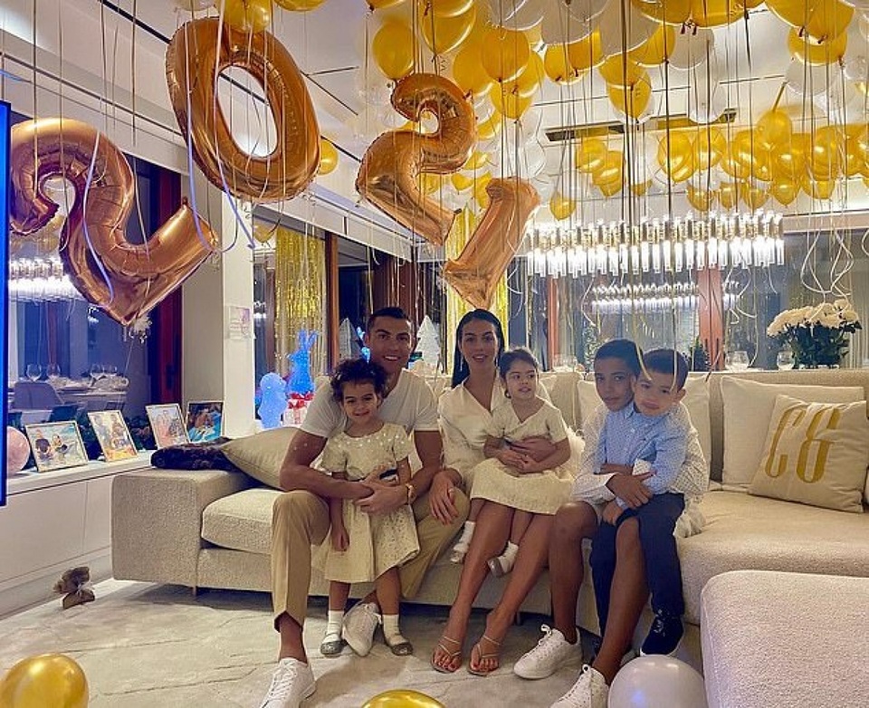 Đầu năm mới, bạn gái Ronaldo khoe nhẫn kim cương khủng - 3 Đầu năm mới, bạn gái Ronaldo khoe nhẫn kim cương khủng - 3