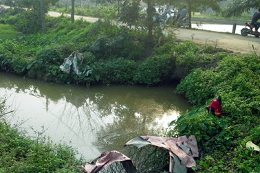 Hà Nội: Điều tra vụ xác 2 thai nhi bị bỏ giữa đồng