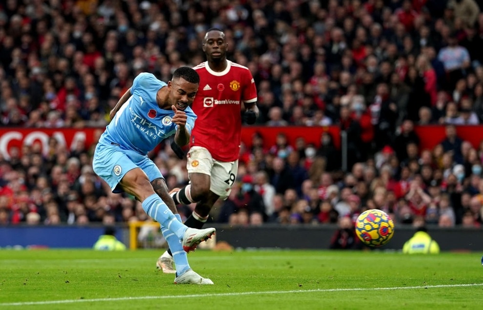 Hàng thủ mơ ngủ, Man Utd ôm hận trước Man City tại Old Trafford - 7 Hàng thủ mơ ngủ, Man Utd ôm hận trước Man City tại Old Trafford - 7
