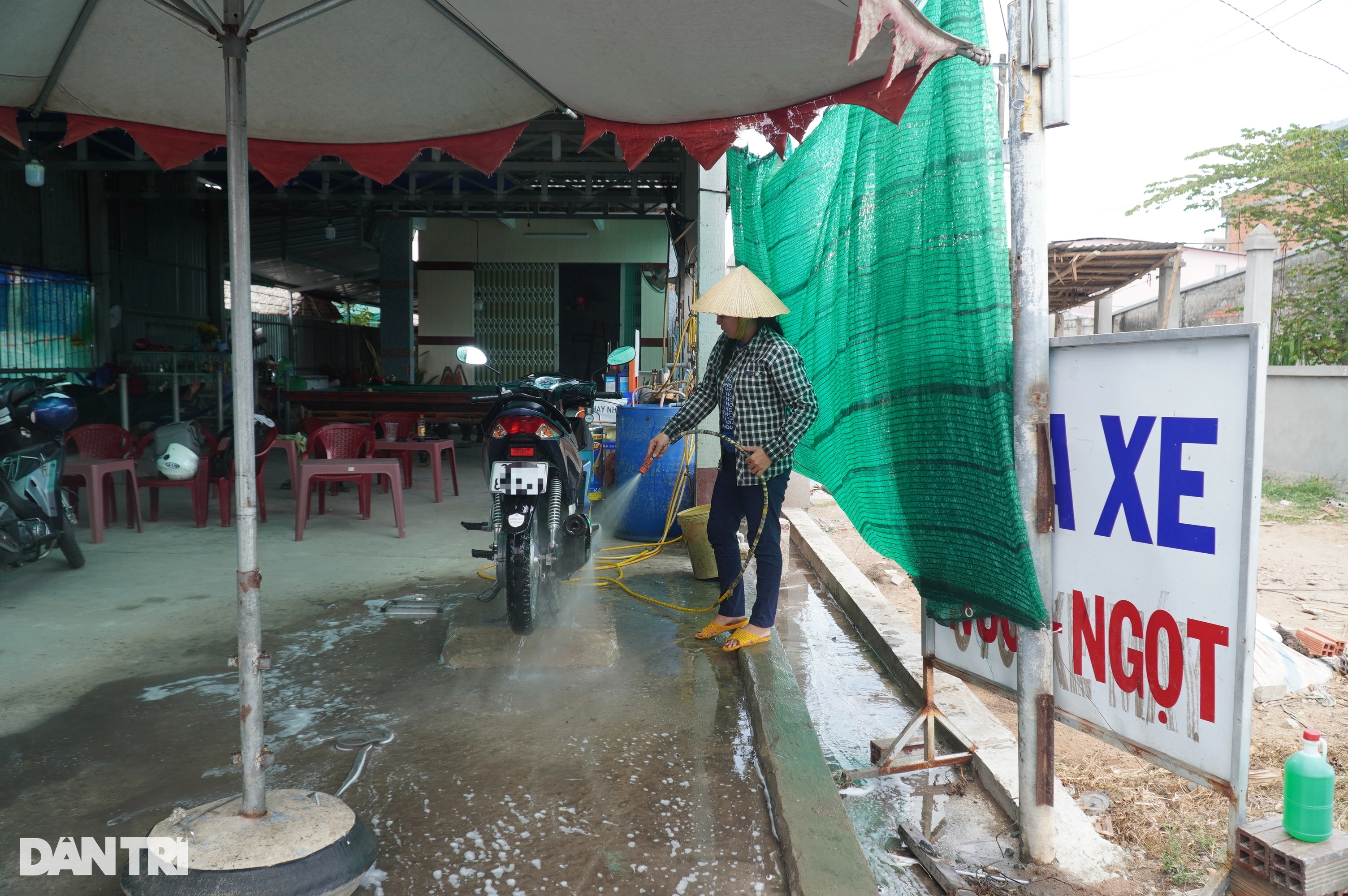 Hạn mặn gay gắt, người dân phải mua nước ngọt 100.000 đồng/m3 - 2