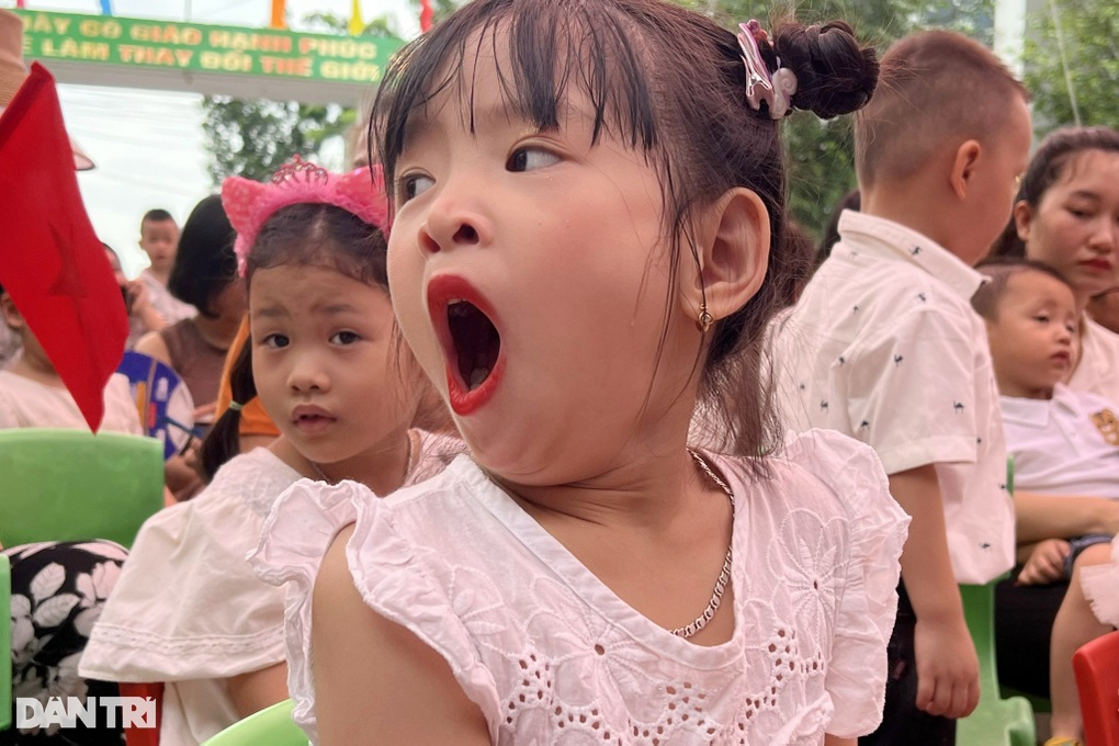 Biểu cảm đáng yêu của các bé mầm non ngày khai trường - 12 Biểu cảm đáng yêu của các bé mầm non ngày khai trường - 12