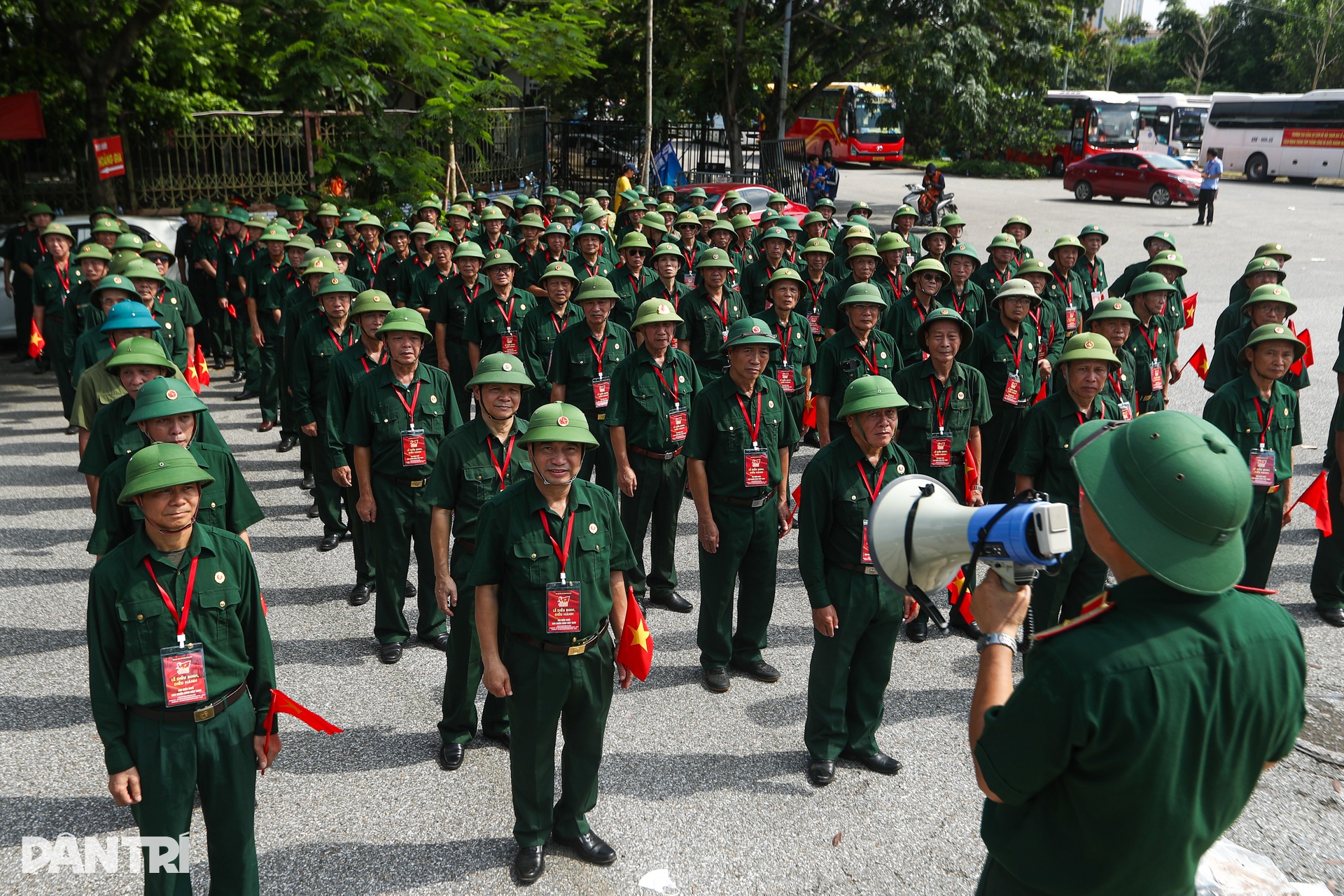 Người dân đổ về sân Mỹ Đình chiêm ngưỡng khí tài quân sự và dàn pháo lễ - 13 Người dân đổ về sân Mỹ Đình chiêm ngưỡng khí tài quân sự và dàn pháo lễ - 13