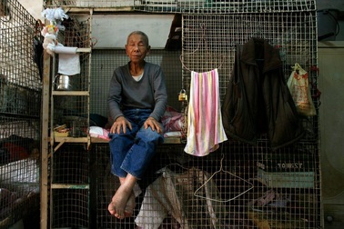 Người nghèo chật vật tìm nhà tại “thiên đường hoa lệ” Hồng Kông