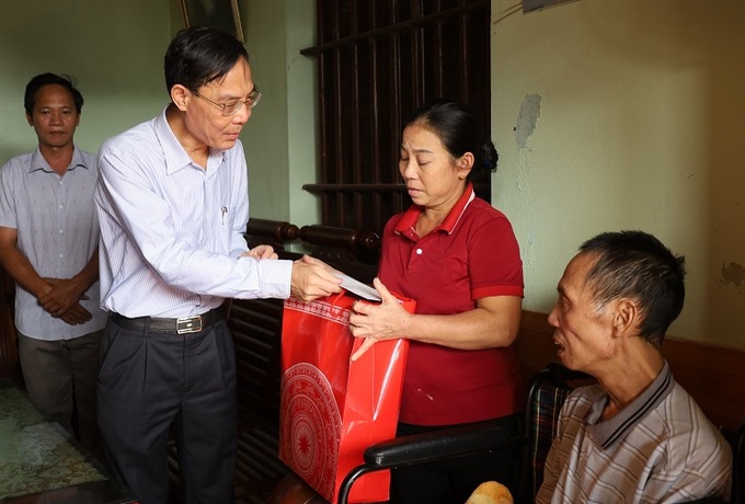 Phó Chủ tịch UBND tỉnh Thanh Hóa, ông Đầu Thanh Tùng thăm, tặng quà cho ông Doãn Văn Khương, người khuyết tật đặc biệt nặng ở thôn Thuần Nhất, xã Phú Lộc