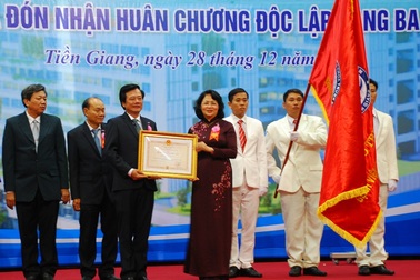 Bệnh viện Đa khoa Trung tâm Tiền Giang đón nhận Huân chương Độc lập hạng 3