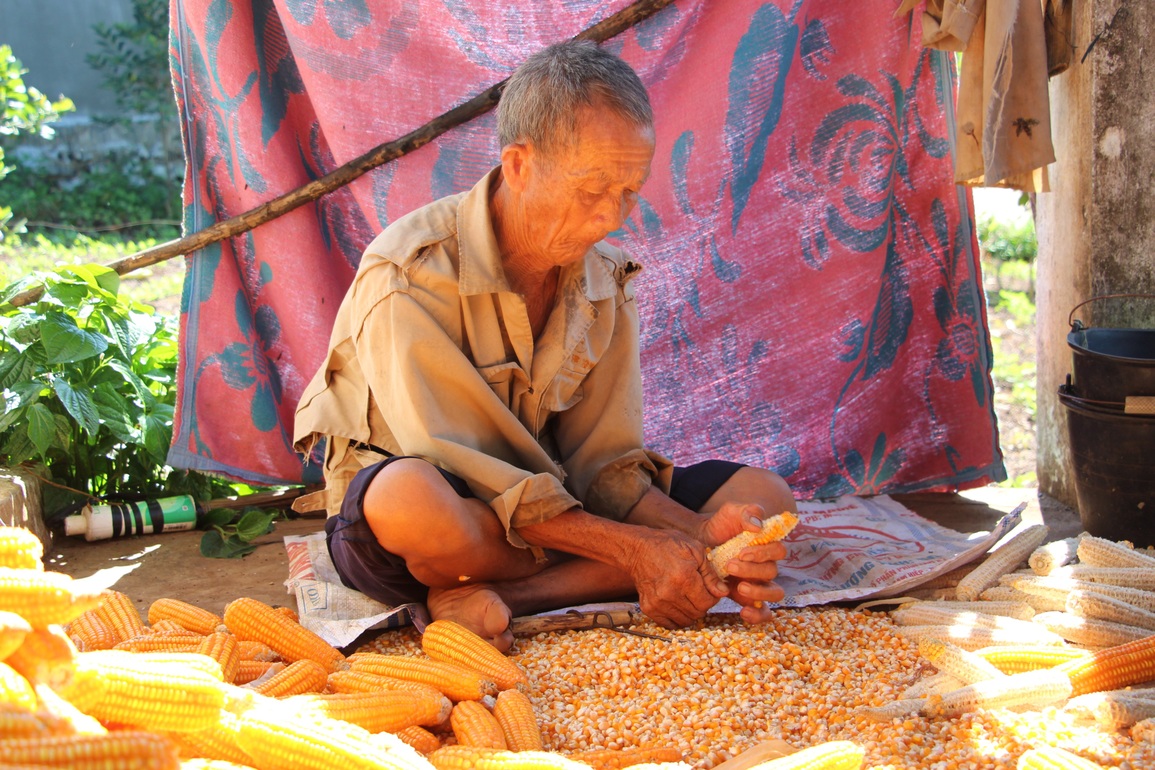 Xót xa mơ ước của vợ chồng cụ già ôm con tật nguyền trong căn nhà rách nát - 1 Xót xa mơ ước của vợ chồng cụ già ôm con tật nguyền trong căn nhà rách nát - 1