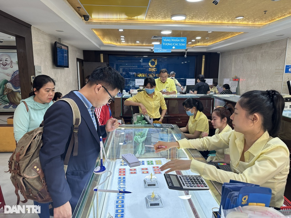 Ngày vía Thần Tài: Con chờ mẹ mua vàng lấy may xong chở đi học - 4 Ngày vía Thần Tài: Con chờ mẹ mua vàng lấy may xong chở đi học - 4