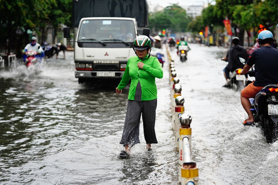 TPHCM: Mưa nhỏ cũng ngập bõm cả tuyến phố - 7 TPHCM: Mưa nhỏ cũng ngập bõm cả tuyến phố - 7