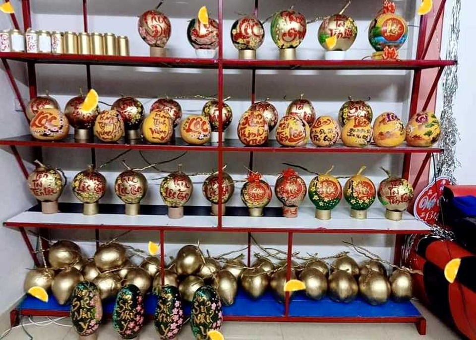 Thầy giáo 8X “gây sốt” bằng vẽ thư pháp trên mâm ngũ quả ngày Tết - 6 Thầy giáo 8X “gây sốt” bằng vẽ thư pháp trên mâm ngũ quả ngày Tết - 6