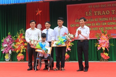 Bộ trưởng Phùng Xuân Nhạ tặng bằng khen cho học sinh giúp bạn, cứu người