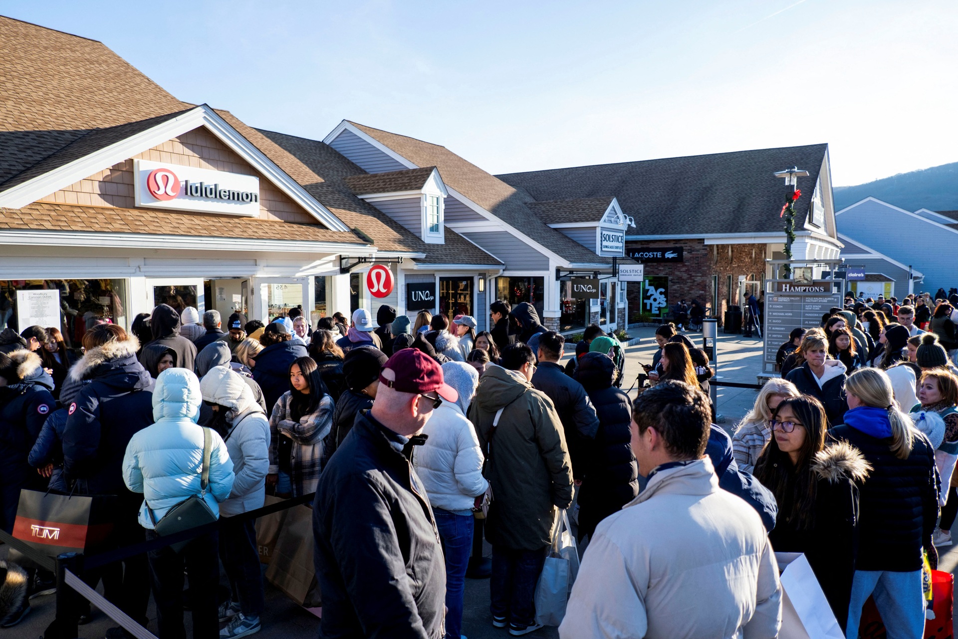Black Friday thế giới: Người dân xếp hàng từ đêm, dựng lều để săn sale - 7 Black Friday thế giới: Người dân xếp hàng từ đêm, dựng lều để săn sale - 7