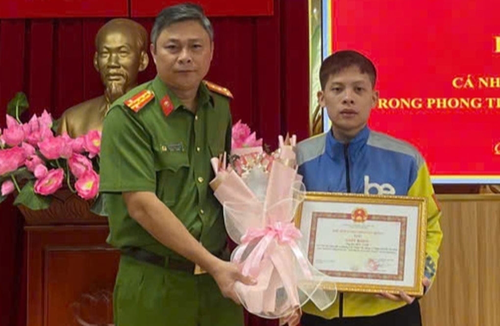 Can ngăn đôi vợ chồng đánh người ở TPHCM, tài xế công nghệ được khen thưởng - 1 Can ngăn đôi vợ chồng đánh người ở TPHCM, tài xế công nghệ được khen thưởng - 1