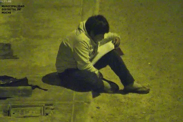 Video cậu bé học bài dưới ánh đèn đường khiến dân mạng dậy sóng