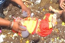 Kỳ lạ nghi thức cho trẻ em tắm trong phân bò để cầu may mắn