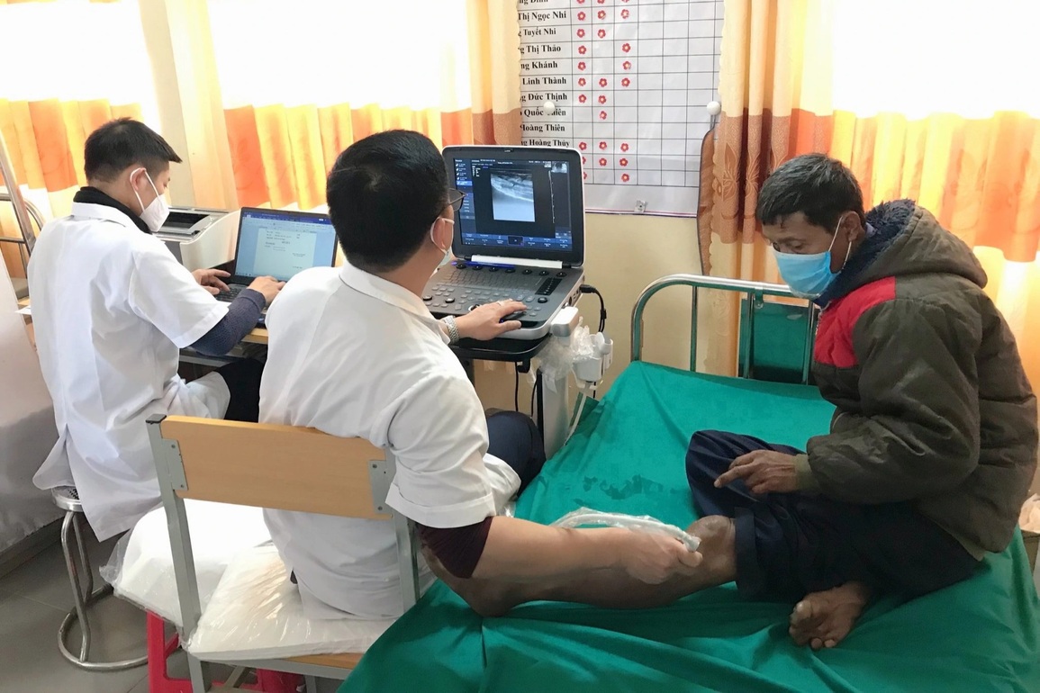 Nghiện rượu khiến nhiều người dân vùng cao đối mặt bệnh tật - 1 Nghiện rượu khiến nhiều người dân vùng cao đối mặt bệnh tật - 1