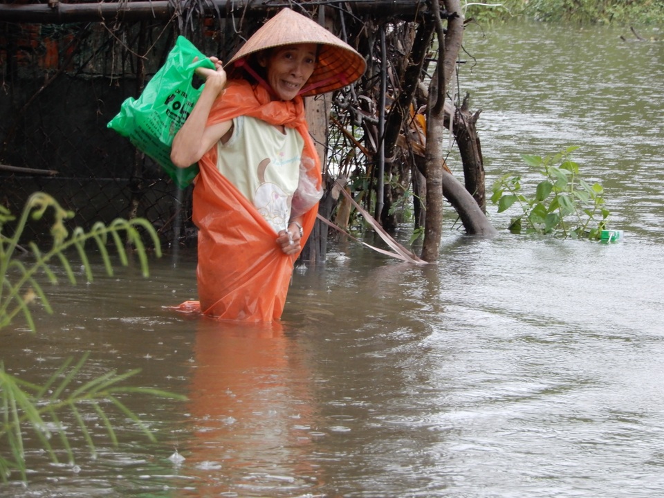 Cận cảnh nước lũ dâng cao ngang ngực ở nhiều tỉnh miền Trung - 3 Cận cảnh nước lũ dâng cao ngang ngực ở nhiều tỉnh miền Trung - 3