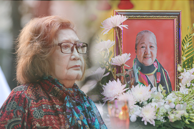 Những nghệ sĩ U80 bịn rịn tiễn đưa nữ diễn viên "Bỗng dưng muốn khóc"