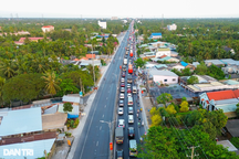 Cầu Rạch Miễu, quốc lộ 1 "kẹt cứng" vì người dân rồng rắn trở lại TPHCM