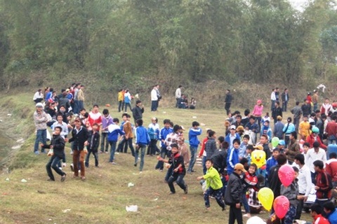 Mùng 6 Tết đi chợ Chuộng... đánh nhau