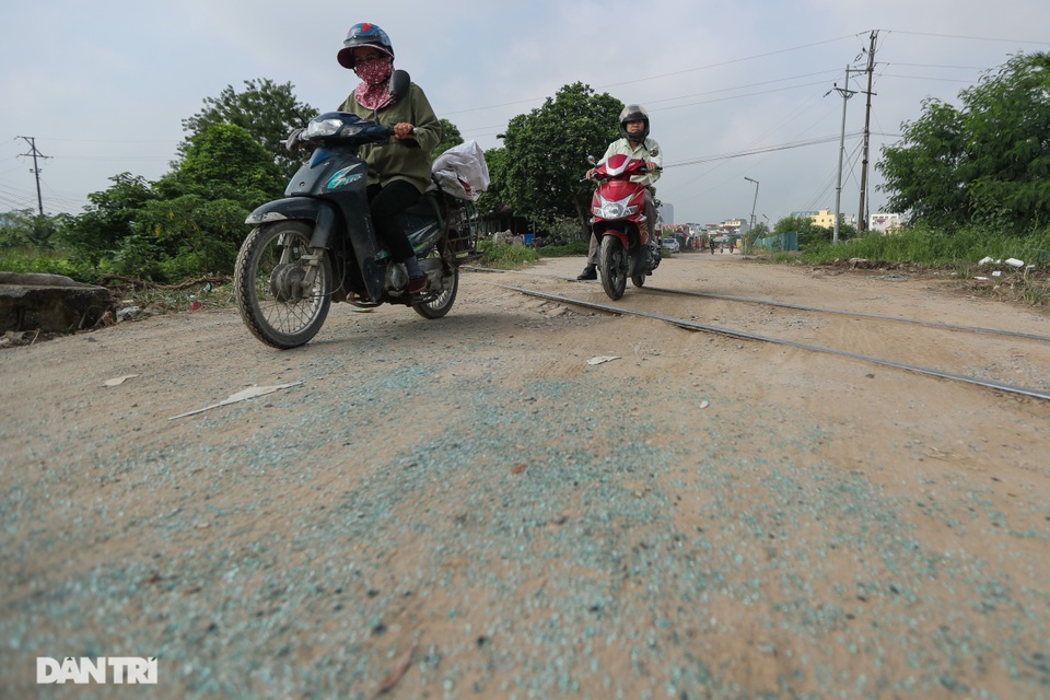 Đường dân sinh tự mở qua đường sắt tiềm ẩn nguy cơ tai nạn - 2 Đường dân sinh tự mở qua đường sắt tiềm ẩn nguy cơ tai nạn - 2