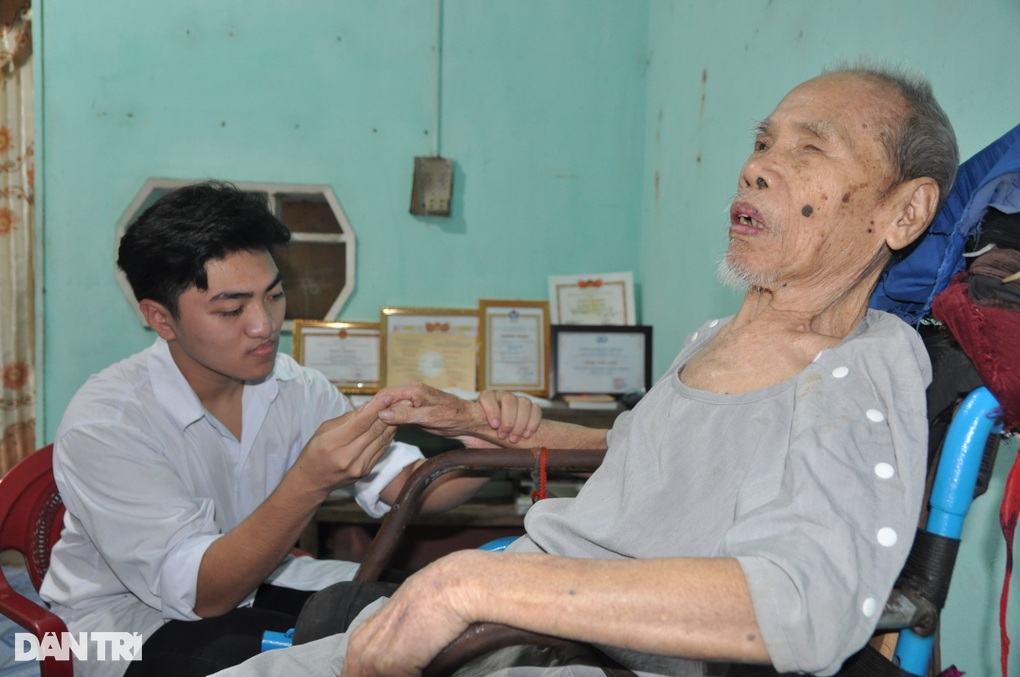 Cậu học trò đội tuyển quốc gia môn Lịch sử mơ ước được đi phẫu thuật - 5 Cậu học trò đội tuyển quốc gia môn Lịch sử mơ ước được đi phẫu thuật - 5
