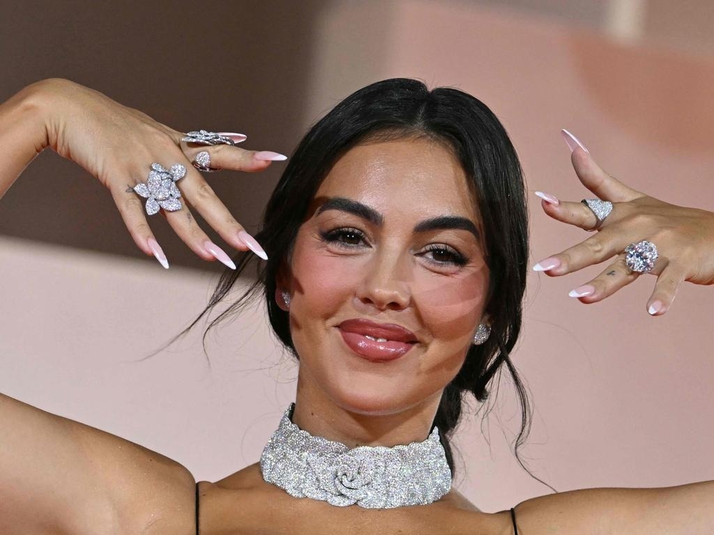 Vợ chưa cưới của Ronaldo khoe nhẫn đính hôn triệu đô trên thảm đỏ Venice - 7