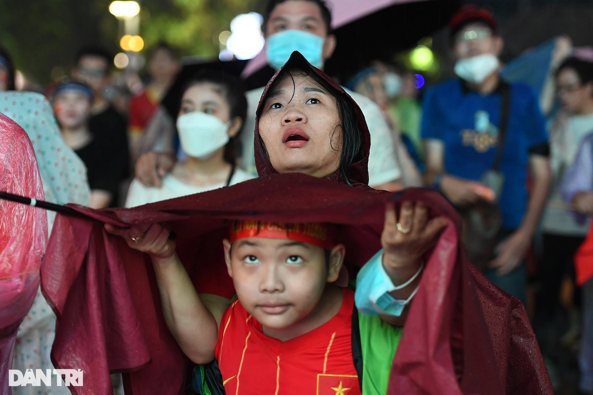 Cổ động viên TPHCM dầm mưa mừng chiến thắng của U23 Việt Nam - 12 Cổ động viên TPHCM dầm mưa mừng chiến thắng của U23 Việt Nam - 12